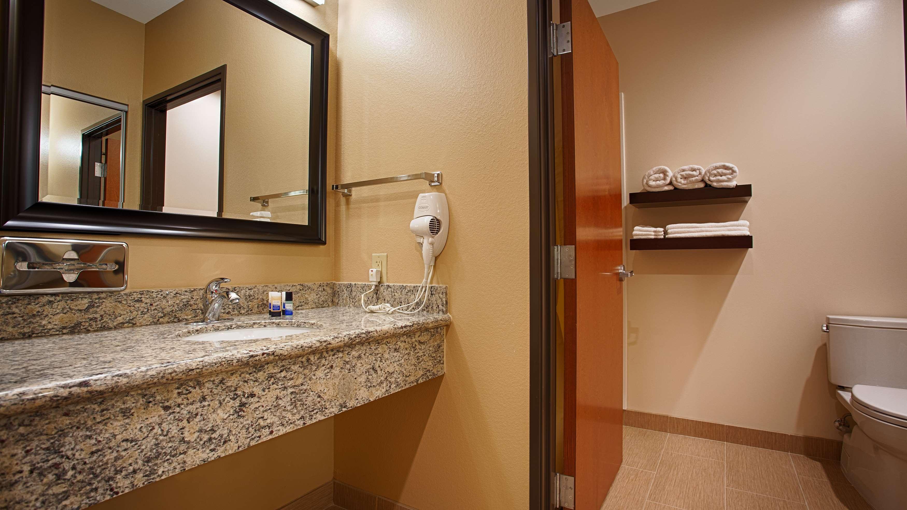 Best Western Plus Finger Lakes Inn&Suites Cortland Exterior foto